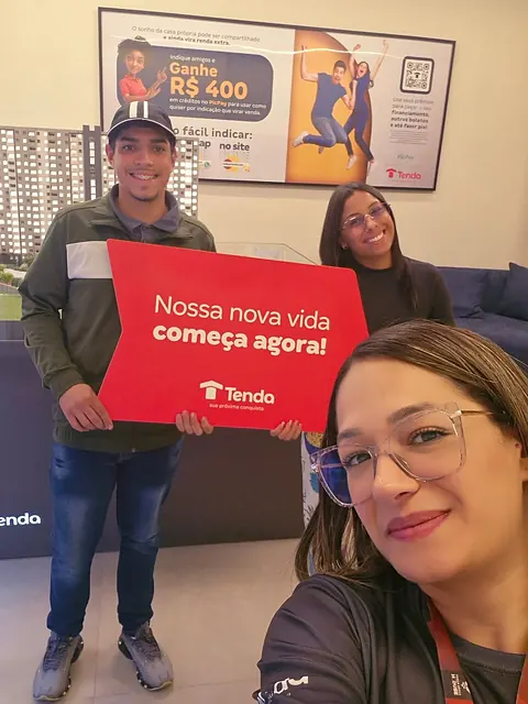Beatriz e Nikyson com a placa 'Nossa nova vida começa agora'