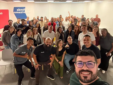 Larisse com a equipe de vendas em 2026