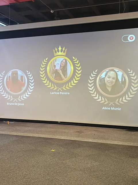 Telão de premiação com a Larisse em destaque
