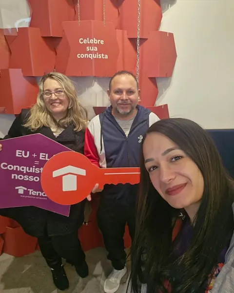 Roseli e Valmir segurando a chave do primeiro apartamento ao lado da Larisse